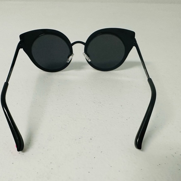 Clearance! Betsy Johnson sunglasses. Could be one of a kind. Twist on black. - Picture 5 of 5